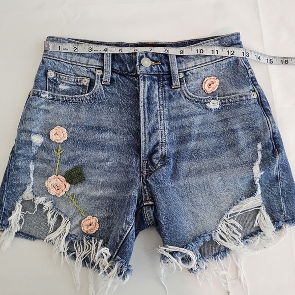 Lucky Brand Embroidered Distressed Denim Midi Shorts Size 00 / 24 High Rise - Picture 10 of 13